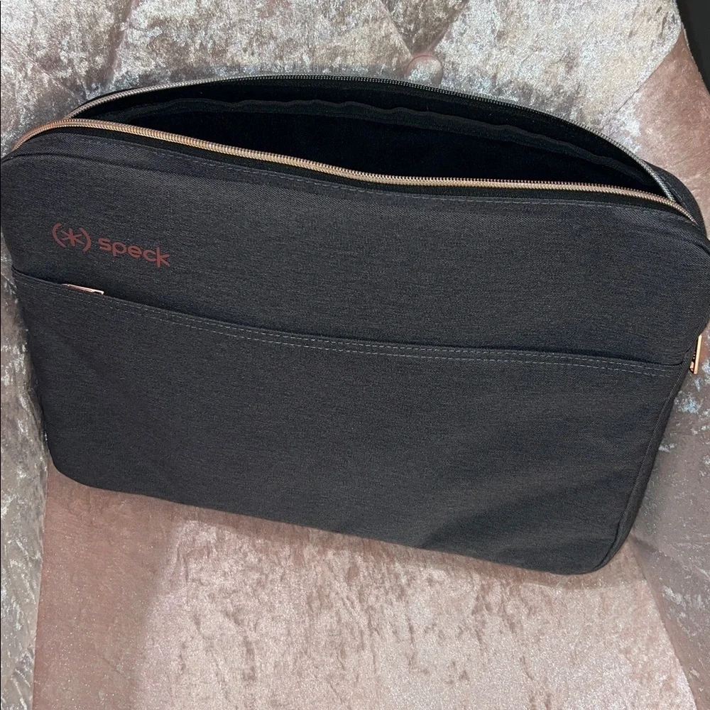 Speck Charcoal & Pink Laptop Sleeve 🩷🩶